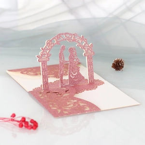 Detaillierte 3D-Hochzeitseinladung mit Laser-Cut-Silhouette und rosa Glitzer-Finish