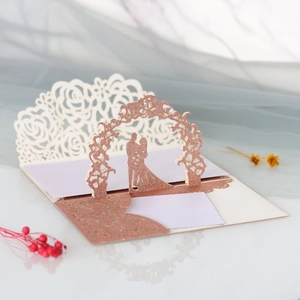 Détail d'invitation de mariage 3D avec silhouettes découpées au laser en paillettes or rose