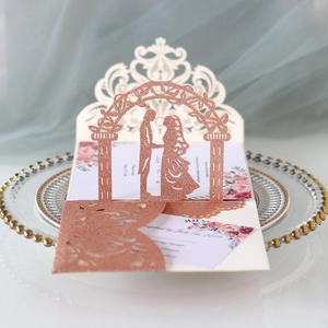 Detailansicht lasergeschnittener Hochzeitseinladungskarte in Roségold mit Glitzereffekt