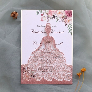 Détail de l'invitation de mariage rose gold pailletée avec une silhouette de robe de mariée