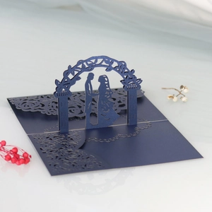Partecipazione nozze 3D blu scuro tagliata al laser con sposi sotto un arco di fiori