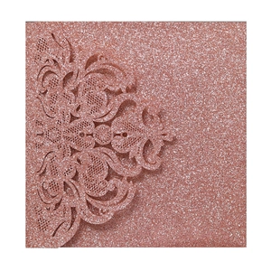 Detailansicht der lasergeschnittenen Hochzeitskarte in Roségold mit Glitzertextur