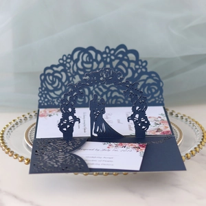 Invito matrimonio pop-up 3D con copertina blu navy intagliata al laser e arco floreale