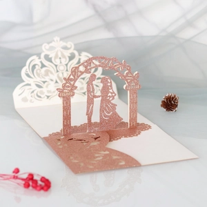 Detailansicht der 3D-Hochzeitseinladung mit lasergeschnittenem Roségold-Glitzerbogen