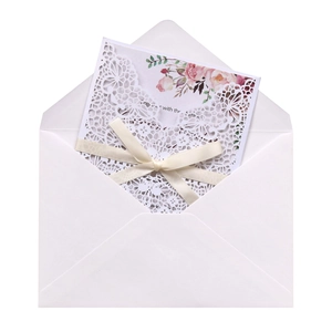 Invitation de mariage découpée au laser avec nœud en soie et carte florale