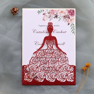 Détail d'invitation de mariage rouge pailleté avec silhouette de robe découpée au laser