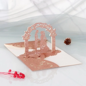 Detail der lasergeschnittenen 3D-Hochzeitseinladung mit roségoldenem Glitzer-Design