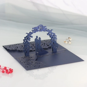 Partecipazione matrimonio 3D intagliata al laser con silhouette di coppia sotto un arco di fiori