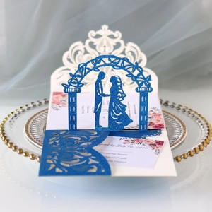 Detail einer 3D-laserschnitt Hochzeitseinladung mit blauem Glitzerpapier und Blumenmuster