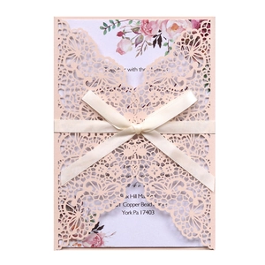 Invitation mariage découpée au laser avec dentelle rose, nœud en ruban et carte florale