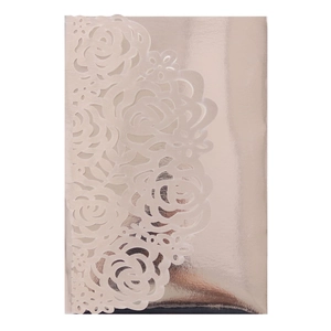 Dettaglio di invito tagliato al laser in oro rosa con intricato motivo floreale pizzo