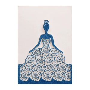 Vue détaillée de la silhouette de rose découpée au laser sur carte de mariage bleu marine