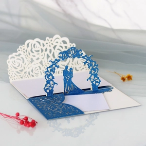 Vue détaillée d'invitation de mariage 3D avec arche en paillettes bleues et roses