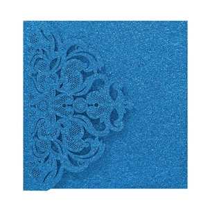 Detail der blauen Glitzer-Hochzeitseinladung mit elegantem Laser-Cut-Damastmuster