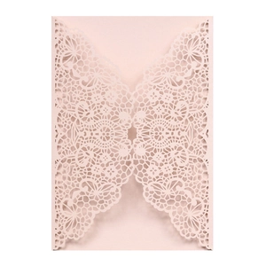 Détail de dentelle découpée au laser sur pochette d'invitation de mariage rose nacré