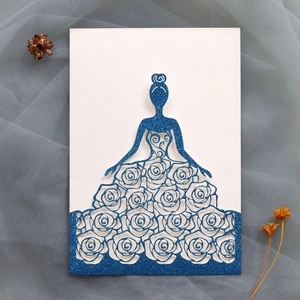 Détail de carte de mariage bleue pailletée découpée au laser avec silhouette de robe