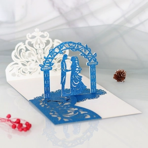 Detail der 3D-Hochzeitseinladung mit lasergeschnittenen Silhouetten und blauem Glitzerbogen