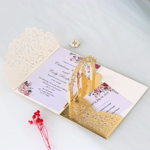 Partecipazione matrimonio laser con arco dorato pop-up e decorazioni floreali raffinate