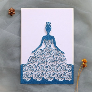 Détail du faire-part de mariage à paillettes bleues avec motif de rose découpé au laser