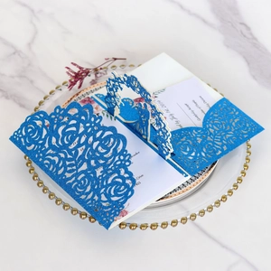 Détail de l'invitation de mariage bleue à paillettes découpée au laser sur verre
