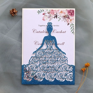 Détail de l'invitation découpée au laser avec paillettes et carte intérieure fleurie