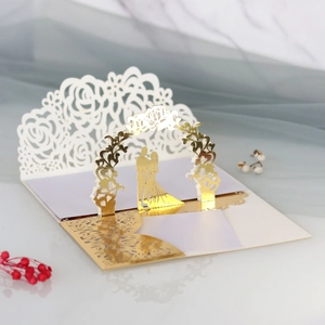 Invito di nozze 3D dettagliato con arco dorato e design a rose tagliato al laser