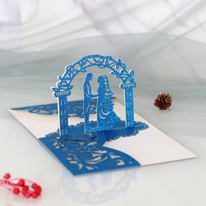 Detail einer 3D-Laser-Hochzeitseinladung mit Glitzer und romantischem Paar-Motiv