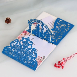 Detail der lasergravierten Hochzeitskarte mit blauem Glitzer-Silhouette-Paar unter Blumenbogen