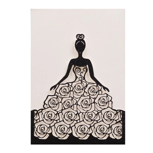 Détail d'une décoration silhouette découpée au laser avec une robe aux motifs de roses