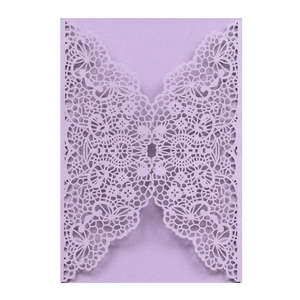 Détail de dentelle découpée au laser sur invitation de mariage en papier violet nacré