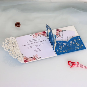 Detail der lasergravierten Hochzeitseinladung mit blauer Glitzertasche und floraler Karte