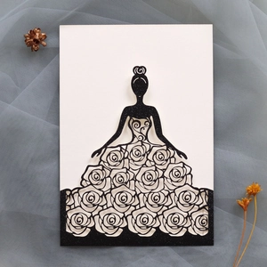 Détail de l'invitation découpée au laser avec paillettes et silhouette féminine élégante