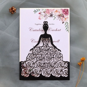 Détail macro du faire-part de mariage découpé au laser avec silhouette robe à paillettes