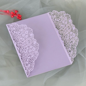 Détails de découpe laser dentelle florale sur couverture d'invitation violette