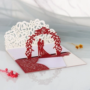 Vue macro d'invitation de mariage 3D avec arche florale rouge à paillettes découpée au laser