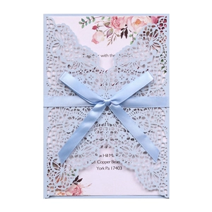 Invitation de mariage bleu clair découpée au laser avec dentelle florale et nœud en soie
