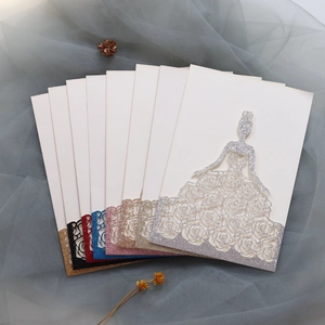 Détail macro d'invitations de mariage découpées au laser avec motifs de roses évidés
