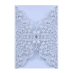 Détail d'une pochette d'invitation bleu clair découpée au laser avec motifs dentelle