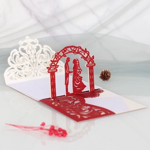 Detail einer 3D-Hochzeitskarte mit Laser-Cut-Silhouette des Paares unter einem Bogen