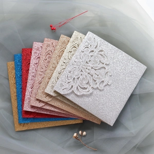 Detaillierte lasergemachte Hochzeitseinladungen mit Glitzer in sieben Farben