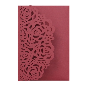 Partecipazione matrimonio bordeaux taglio laser con motivi di rose su carta perlata