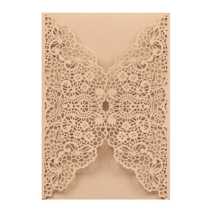 Détails de dentelle découpée au laser sur couverture d'invitation de mariage dorée