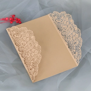 Détail de dentelle florale découpée au laser sur invitation de mariage en papier kraft