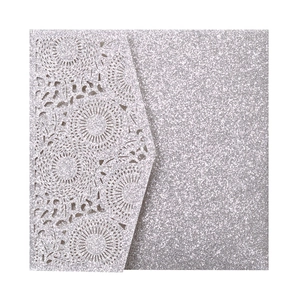 Détails de motifs mandala découpés au laser sur papier argenté scintillant d'invitation