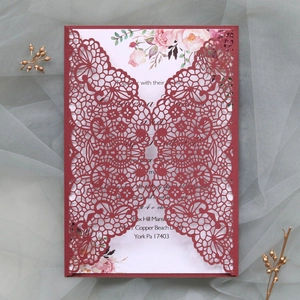 Détail d'invitation de mariage découpée au laser bordeaux avec carte fleurie