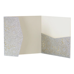 Détail du faire-part pailleté argenté avec motifs floraux complexes découpés au laser