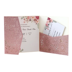Faire-part de mariage découpé au laser en or rose avec pochette en dentelle pailletée