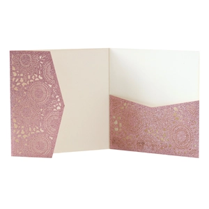 Détail de l'invitation de mariage rose pailleté avec motif en dentelle découpé au laser