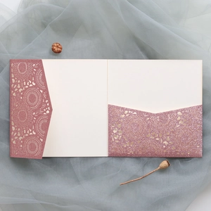 Invitation de mariage découpée au laser en papier pailleté or rose avec motifs dentelle