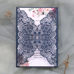 Détail macro de l'invitation de mariage en dentelle découpée au laser avec carte florale